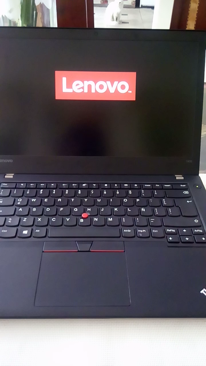 El top 48 imagen laptop lenovo se queda en el logo